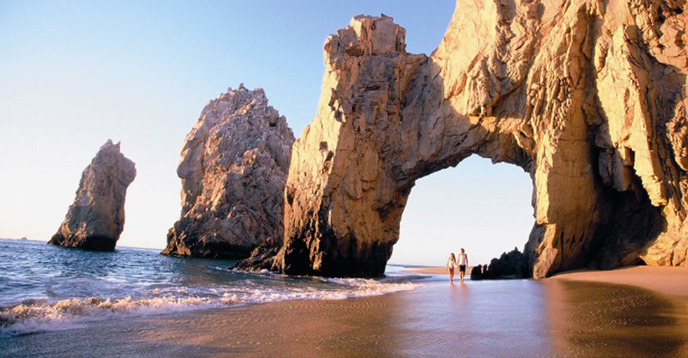 El Arco and the Pacific shoreline